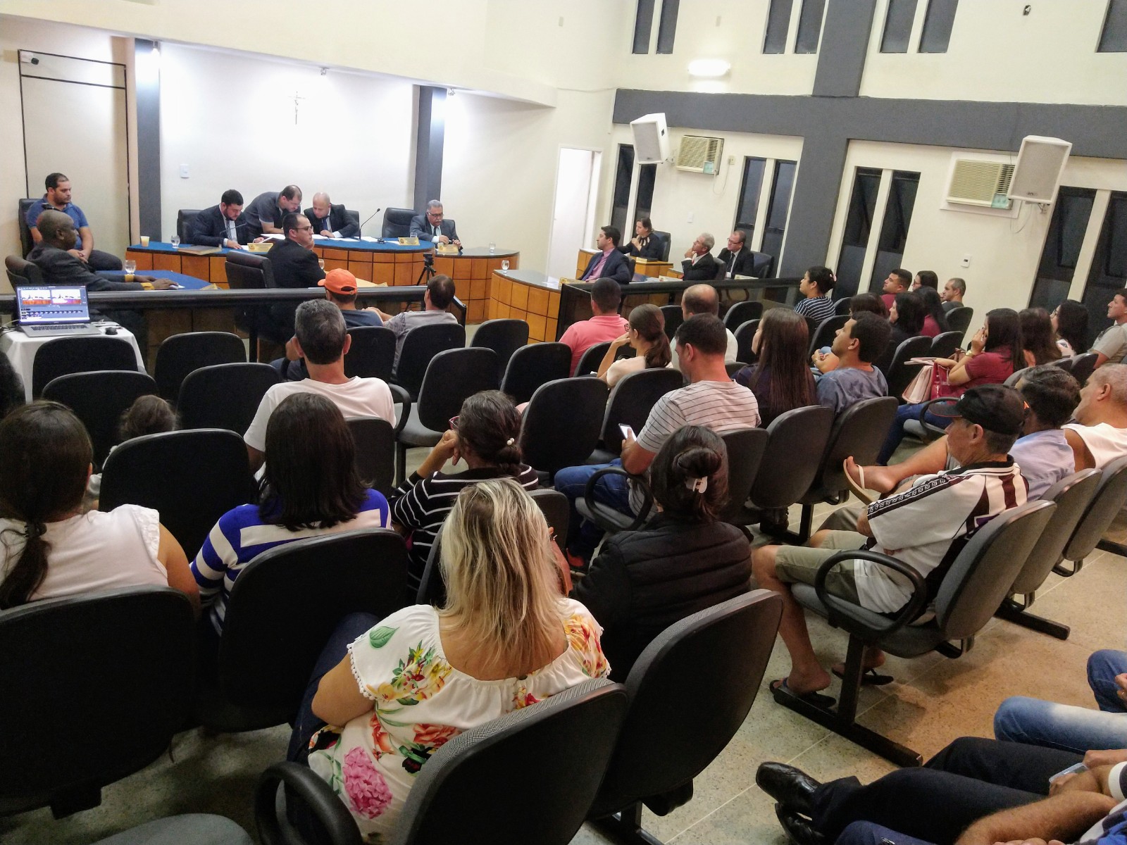 A sessão contou com a presença de uma grande público.